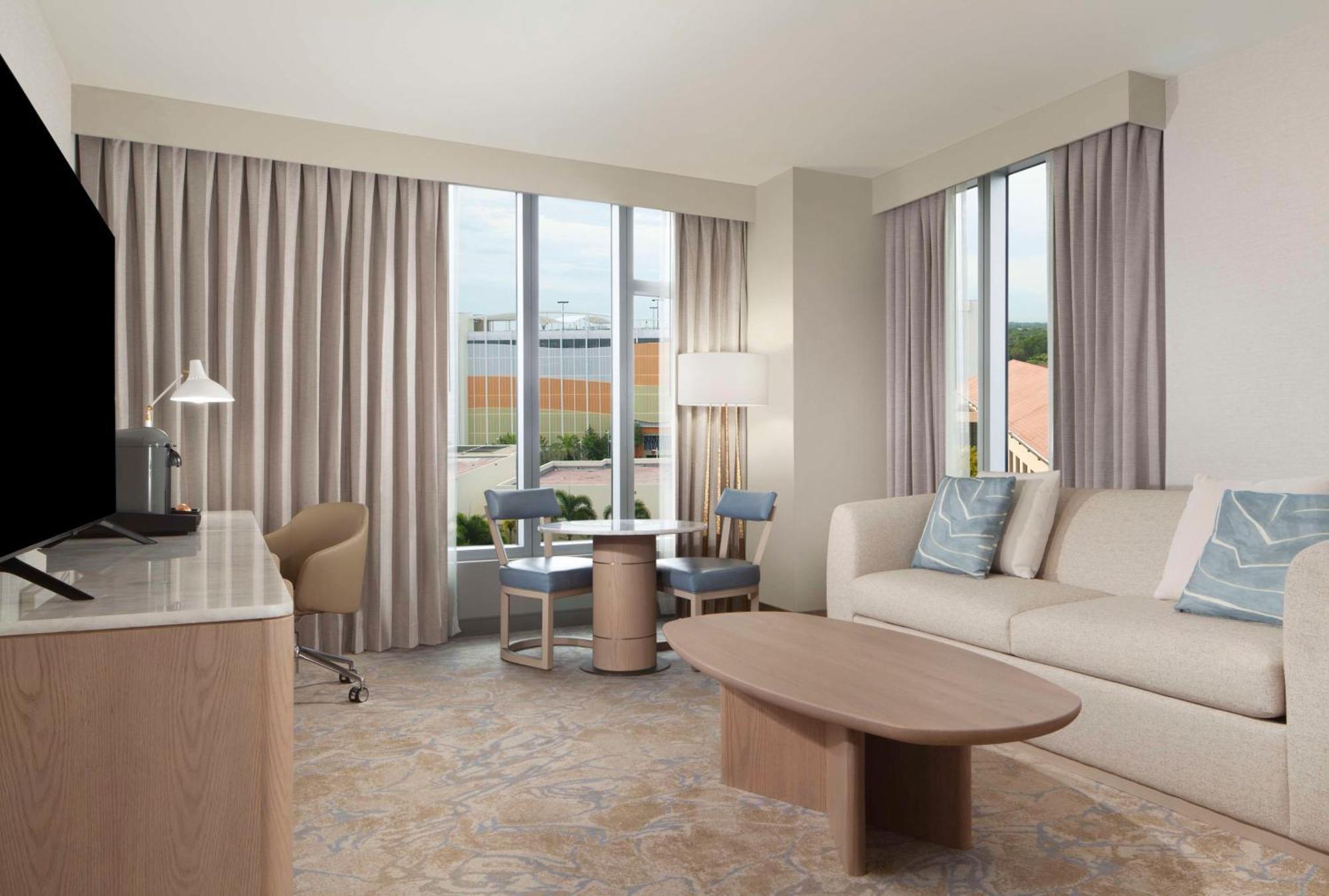 One-Bedroom Premium King Suite Pool View,1535671591:JPEG