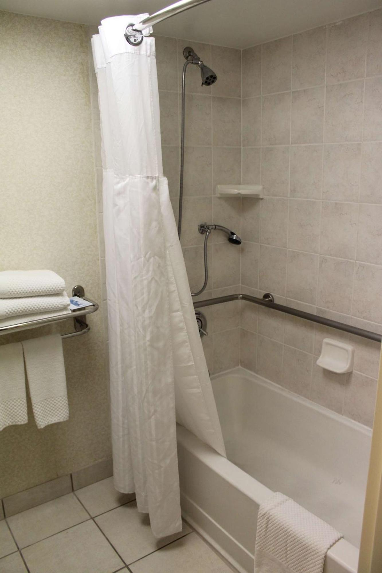 King Room Accessible Tub Mobility Access,1622020136:JPEG